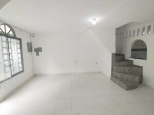 Casa barrio kamani florencia sala de estar y acceso a segundo piso