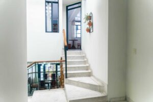 Inmueble comercial en venta Florencia escaleras interiores con excelente flujo