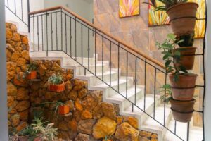 Propiedad en venta Florencia escaleras hacia el segundo nivel logistico