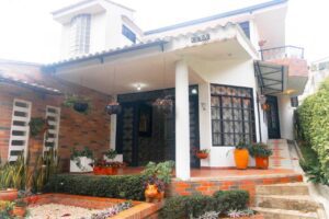 Casa comercial venta florencia imponente fachada principal en El Cunduy