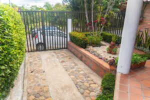 Casa comercial venta florencia doble parqueadero externo de facil acceso logístico