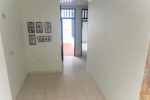 Propiedad comercial en venta Florencia pasillo del segundo nivel amplio que proyecta seguridad y estatus