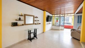 Casa barrio villa erika espacio de sala garaje