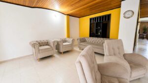 Casa barrio villa erika amplia sala de estar
