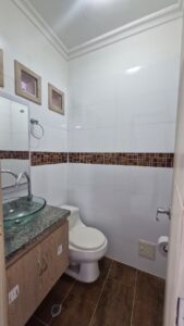 Propiedad en venta en el Cunduy baño con diseño y acabados modernos.