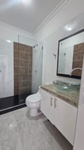 Inmueble en venta en Florencia baño privado de la habitación principal.