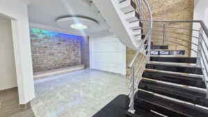 Hogar en venta en Cunduy escaleras interiores iluminadas.