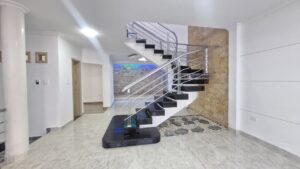 Casa disponible en Florencia diseño y acabados de escaleras.
