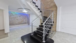 Propiedad en venta en el Cunduy escaleras de acceso al segundo piso.