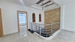 Vivienda en venta en El Cunduy cómoda sala de estar en el segundo piso.
