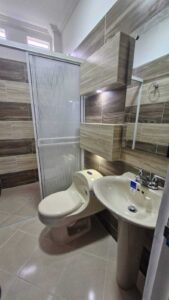 Casa en venta Villa Erika baño con acabados modernos.