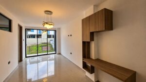 Apartamento acolsure Florencia sala con centro de entretenimiento y balcón