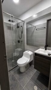 Apartamento acolsure Florencia baño privado moderno con división en vidrio