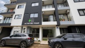 Apartamento acolsure Florencia fachada del edificio Altos del Pinar