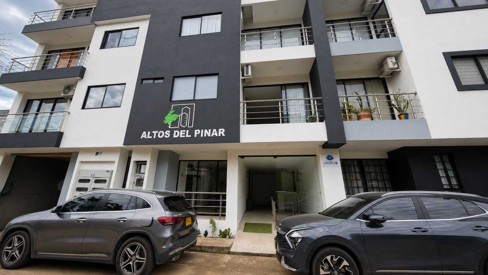 Apartamento acolsure Florencia fachada del edificio Altos del Pinar
