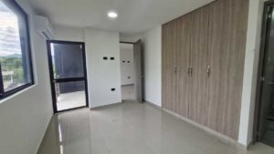 Apartamento acolsure Florencia alcoba principal con clóset y excelente iluminación