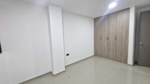 Apartamento acolsure Florencia habitación auxiliar con clóset en madera