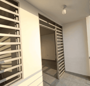 Balcon habitación principal amplia en el segundo piso con balcón privado y baño completo en barrio La Paz.