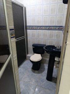 Baño auxiliar y de servicio habitacion 2 y habitacion 3 en casa de dos pisos en el barrio Buenos Aires, Florencia.