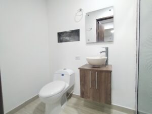 Baño privado de la alcoba principal en casa en venta en Villas de San Pablo.