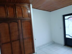Habitación principal con clóset, baño privado y salida independiente a la calle en barrio Buenos Aires.