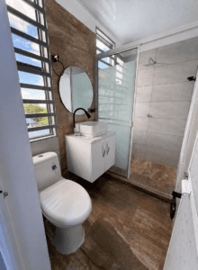 Baño privado moderno dentro de la alcoba principal en casa nueva en Florencia.