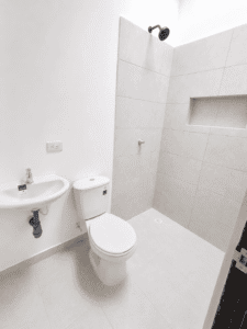 Baño privado completo dentro de la habitación principal en casa nueva en Palo de Rosa.