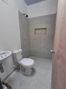 Baño social auxiliar completo para visitas en casa en venta en Florencia, Caquetá.