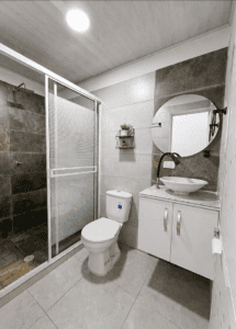 Baño social auxiliar completo en primer nivel para visitantes y habitaciones secundarias.
