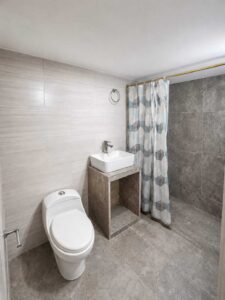 Baño social en casa en Florencia.