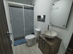 Baño social completo con acabados contemporáneos en casa en Villas de San Pablo.