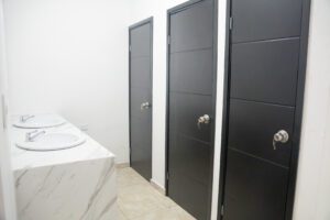 Baño social acondicionado para atención al público y negocios en el centro de Florencia.