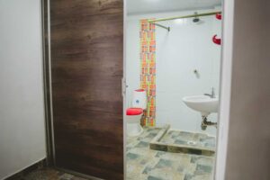 Casa abbas turbay Florencia baño con puerta corrediza