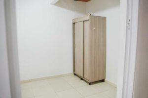 Casa abbas turbay Florencia habitación con armario de madera