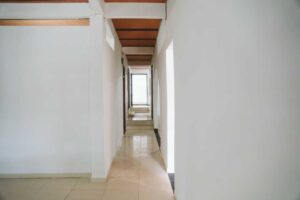 Casa abbas turbay Florencia pasillo interior iluminado