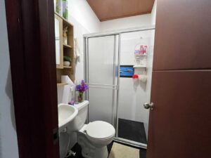 Casa altos pradera Florencia baño completo con división