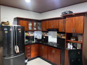Casa altos pradera Florencia cocina integral con gabinetes en madera