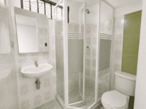 Baño privado de la habitación principal en Conjunto Residencial Altavista