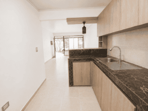 Pasillo cocina integral moderna en casa de 85m2 Conjunto Altavista Florencia