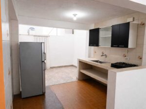 Cocina amplia y abierta ideal para remodelar en casa en el barrio Bella Vista.