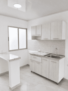 Cocina amplia y funcional en casa a la venta en la Urbanización Palo de Rosa.