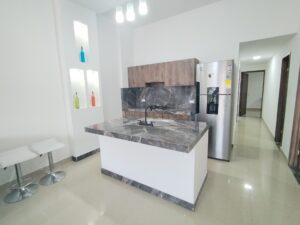 Cocina integral moderna y funcional en casa a la venta en Conjunto Residencial Villas de San Pablo.