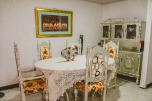 Comedor independiente espacioso ubicado en el segundo nivel de la propiedad.