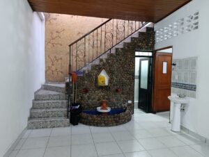 Escalera en casa comercial y residencial en vía principal de Florencia.