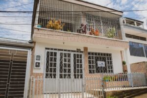 Fachada de casa de 3 niveles en venta en el barrio El Cunduy, Florencia.