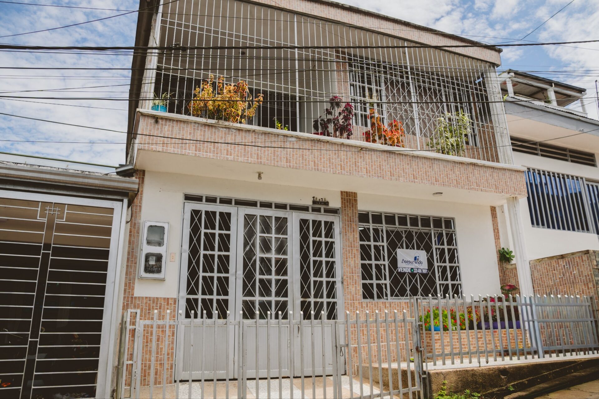 Fachada de casa de 3 niveles en venta en el barrio El Cunduy, Florencia.