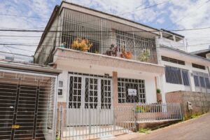 Fachada de casa de 3 niveles en venta en el barrio El Cunduy, Florencia.