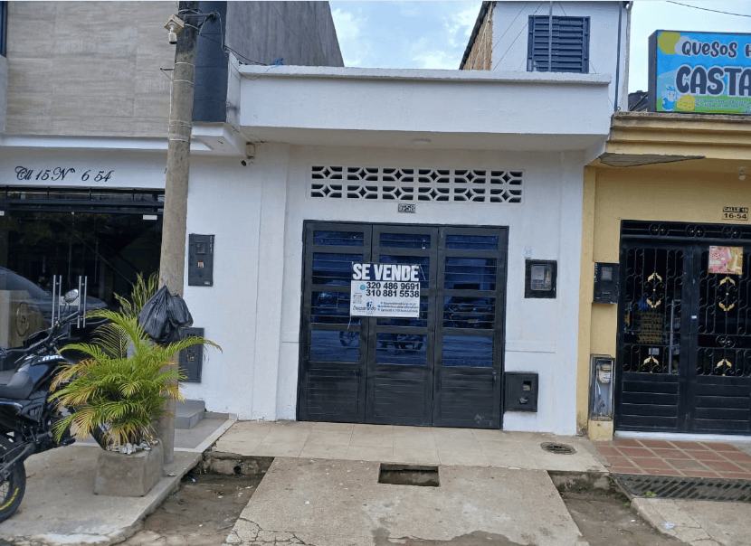 Fachada de casa comercial en venta en pleno centro de Florencia, diagonal a Caja Honor.
