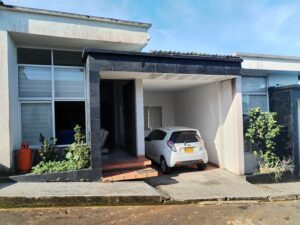 Fachada moderna con garaje cubierto en casa en venta en Conjunto Residencial Villas de San Pablo, Florencia.