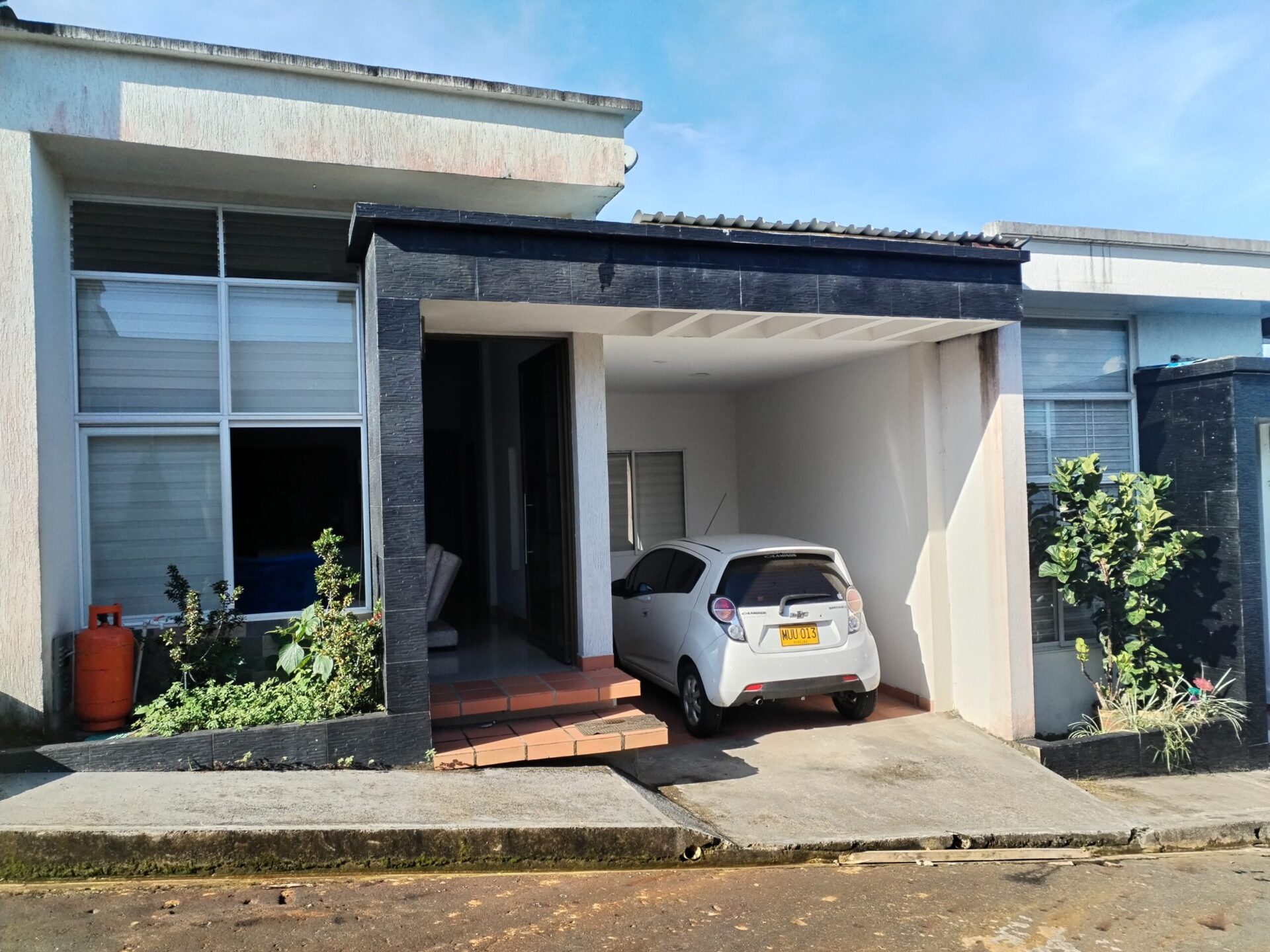 Fachada moderna con garaje cubierto en casa en venta en Conjunto Residencial Villas de San Pablo, Florencia.